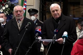 Komunismus neporazili studenti ani disidenti, řekl před Hlávkovou kolejí Klaus - Novinky